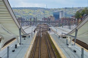 Symmetrisches Bild von 2 Gleisen auf einem Bahnhof