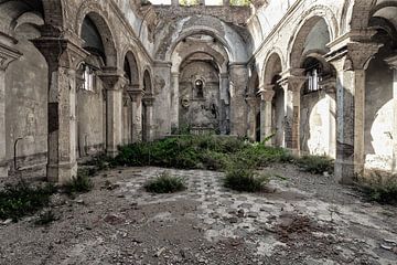 Decay Church 2 van Kirsten Scholten