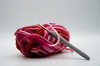 Kleurrijke bol wol met een haaknaald