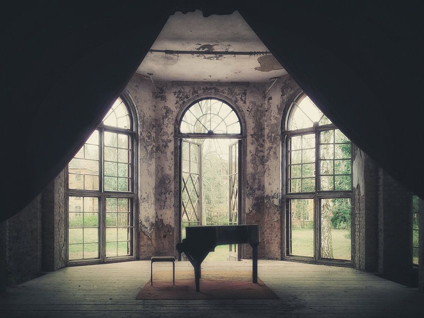 Verlaten plekken: de piano. van <span class="secondary-font">OK-ART</span>
