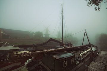 Klassische Schiffe im Nebel von Bert-Jan de Wagenaar
