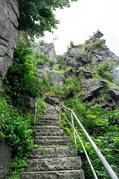 Antike Steinstufen auf einem malerischen Bergpfad von DiJa Photography