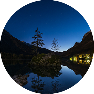 Blauw uur aan de Hintersee van Denis Feiner