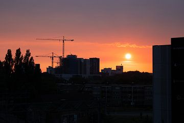Silhouet skyline van Eindhoven bij zonsondergang van Daphne Dorrestijn