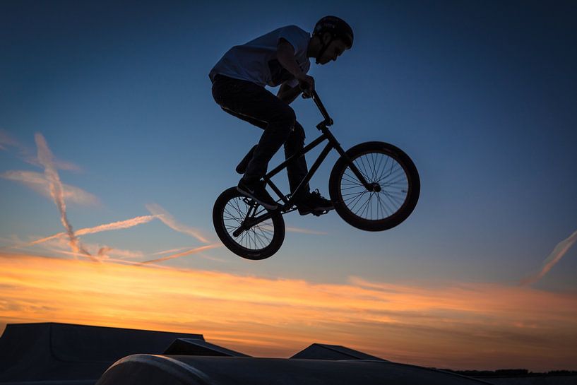 Cross fietser in de lucht van Marco van den Arend