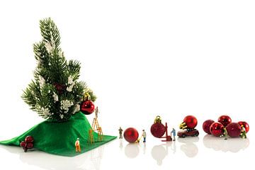 het optuigen van de kerstboom door little world miniatuurtjes