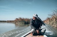 L'Arabe des marais naviguant dans l'eau au Moyen-Orient | Tirage photo, Photographie de voyage par Milene van Arendonk Aperçu