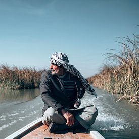 L'Arabe des marais naviguant dans l'eau au Moyen-Orient | Tirage photo, Photographie de voyage sur Milene van Arendonk