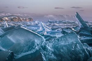 Kruiend ijs Baikalmeer van Peter Poppe