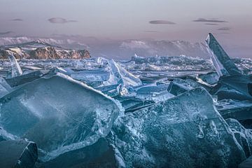 Kruiend ijs Baikalmeer van Peter Poppe