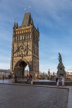 Middeleeuwse toren van de Karelsbrug in centrum van Praag
