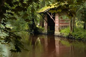 Une vieille jetée le long de la rivière Rouvre, en Normandie