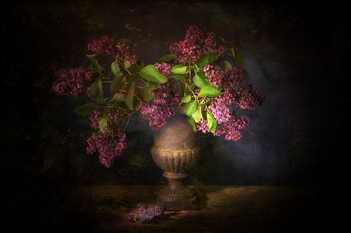 Nature morte romantique avec des lilas violets.