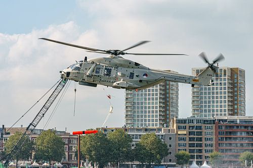 NH-90 helikopter bij Wereldhavendagen 2023.