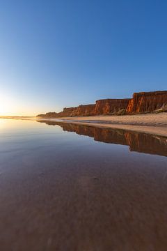 Sonnenuntergang am Sandstrand Praia da Falésia. Klippen Pinke Blumen bei Albufeira, Portugal von Fotos by Jan Wehnert
