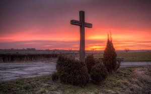 Zonsopkomst boven wegkruis in Zuid-Limburg sur John Kreukniet