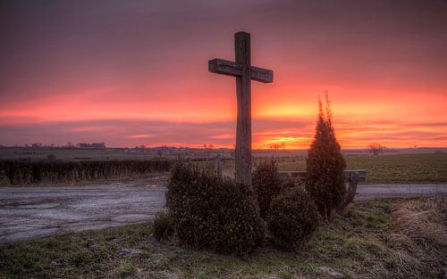Zonsopkomst boven wegkruis in Zuid-Limburg