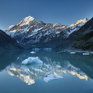 Hooker Lake Icebergs & Mount Cook von Keith Wilson Photography