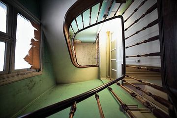 Urbex spiraal trap in een verlaten herenhuis. van Dyon Koning