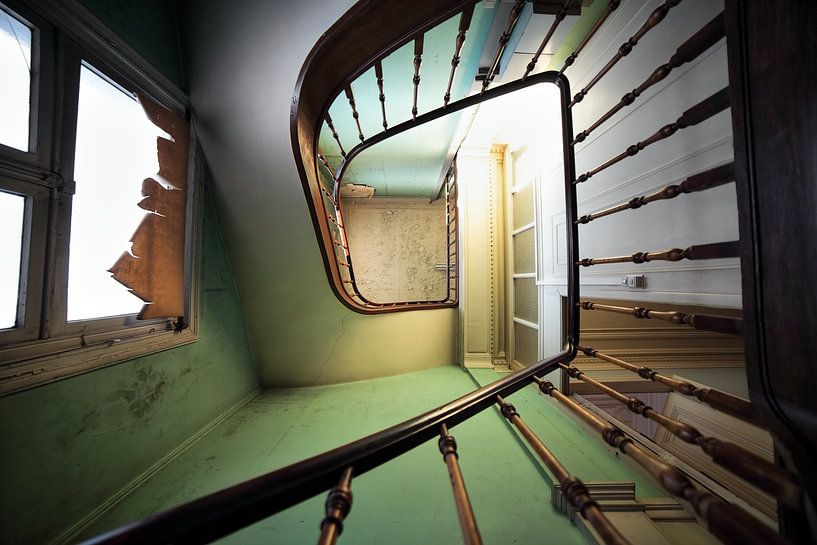 Escalier en colimaçon Urbex dans un manoir abandonné. par Dyon Koning