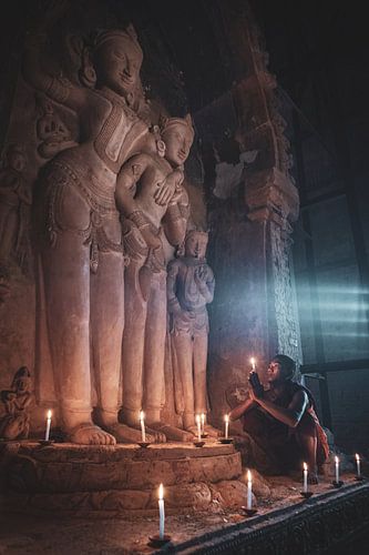 Jonge monnik in de tempels van Bagan