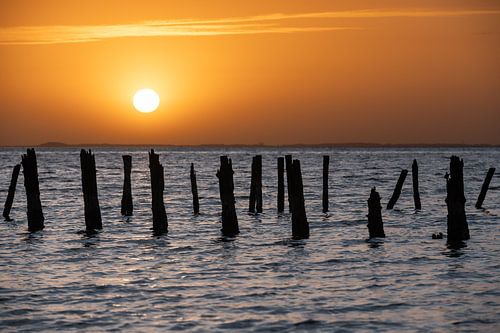 Zonsondergang bij de zeewering van Wierum