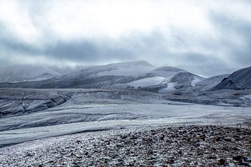 Schneebedeckte Berggipfel auf dem Gipfel von Landmannalaugar von Ken Costers