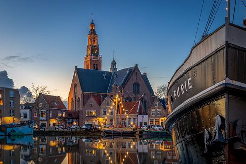 Die Groote Kerk und De Furie in Maassluis zur blauen Stunde