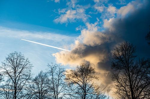 Contrails van wolken