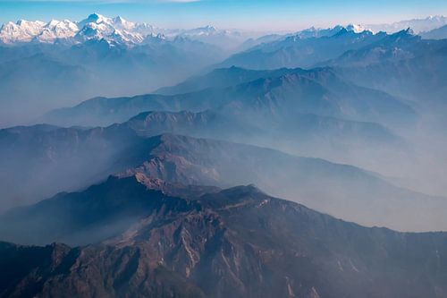 Ochtendmist boven de Himalaya, tussen Tibet en Nepal