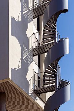 Escalier en colimaçon immeuble de bureaux Maastricht sur Rob Boon