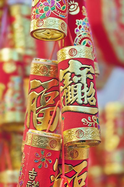 Dekorationsgegenstände in Rot und Gold mit chinesischen Schriftzeichen 2 von Tony Vingerhoets