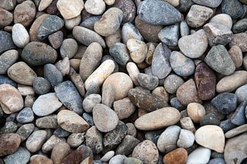 een achtergrond van grind , ronde en ovale natuurlijke stenen van ChrisWillemsen