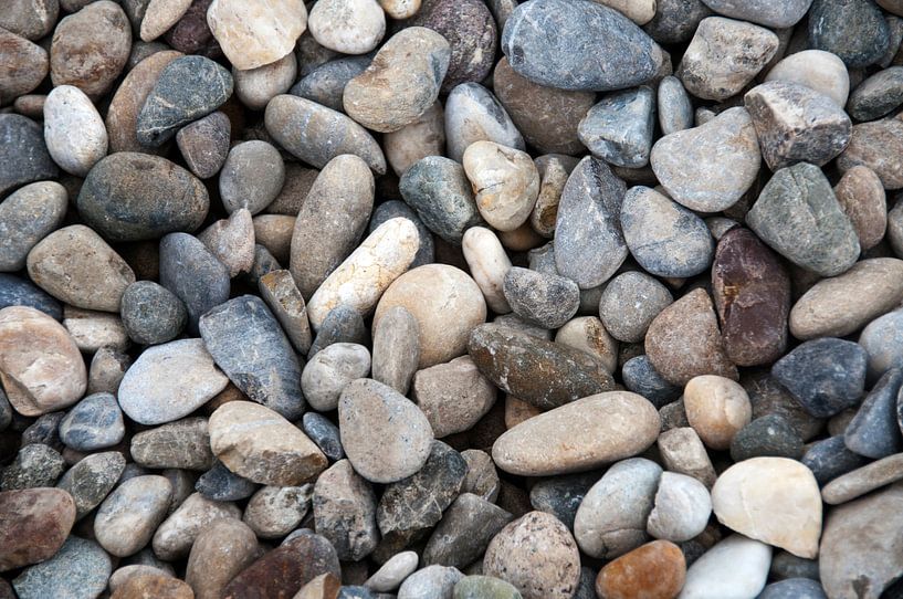 een achtergrond van grind , ronde en ovale natuurlijke stenen van ChrisWillemsen
