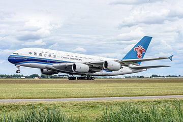 Take-off Airbus A380 van China Southern Airlines.