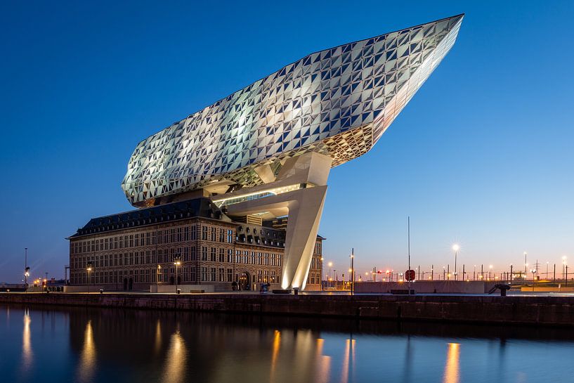 Het Havenhuis in Antwerpen bij zonsopkomst van OCEANVOLTA
