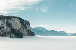 Berg met kleurrijk naaldbos boven de wolken in Dornbirn, Oostenrijk van Besa Art