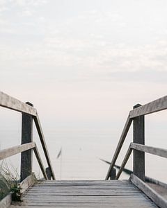 Holztreppe | Eingang Strand | Meer | Meer | Zeeland | Holland von Stories by Pien