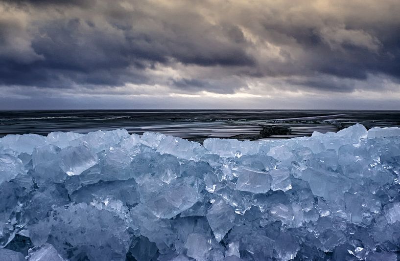 Berge mit Eisblöcken und dramatische Himmel. von foto-fantasie foto-fantasie