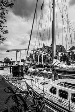 Boot in de haven van Haarlem van Kim de Been