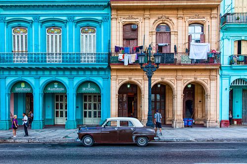 Oldtimer in the centre of Cuba's capital city Havana. One2expose Wout Kok Photography. 
