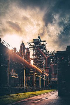 Hoogoven langs de Alte Emscher in het landschapspark Duisburg-Nord. Staalfabriek in het midden van h van Jakob Baranowski - Photography - Video - Photoshop