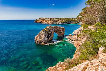 Spanje Middellandse Zee, Es Pontas, natuurlijke rotsboog op het eiland Mallorca van Alex Winter