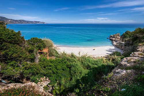 Eenzaam strand in Andalusië aan de Costa Del Sol
