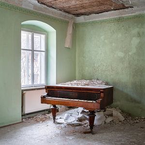 Piano abandonné dans le coin. sur Roman Robroek - Photos de bâtiments abandonnés