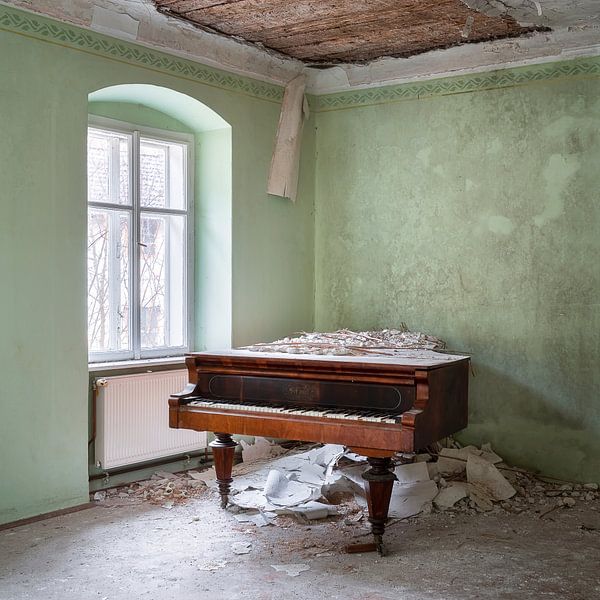 Verlassenes Klavier in der Ecke. von Roman Robroek – Fotos verlassener Gebäude