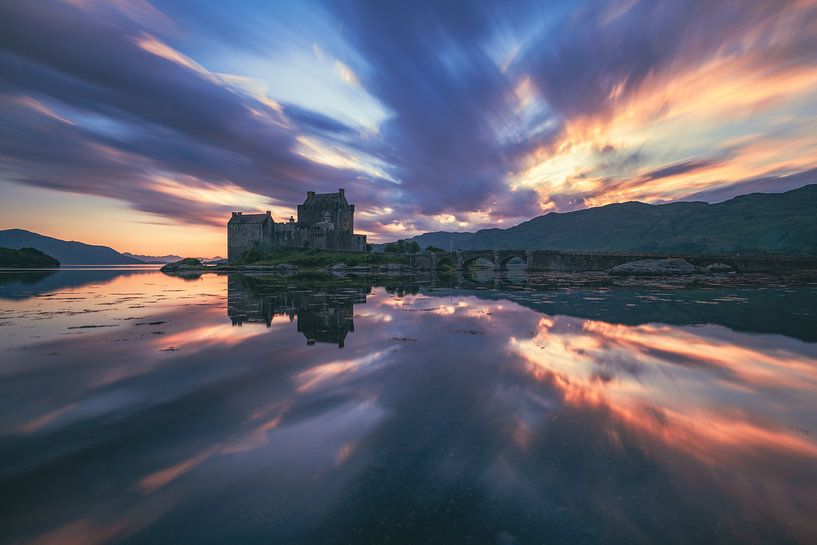 Schottland Eilean Donan Castle mit Spiegelung im Loch Duich von Jean Claude Castor