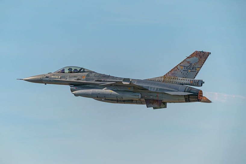 Take-off van een Belgische F-16 Fighting Falcon. van Jaap van den Berg