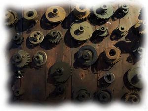 Industrieel tandwielen op houten wand