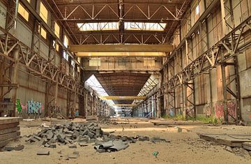 Dilapidated factory hall by Rosenthal fotografie